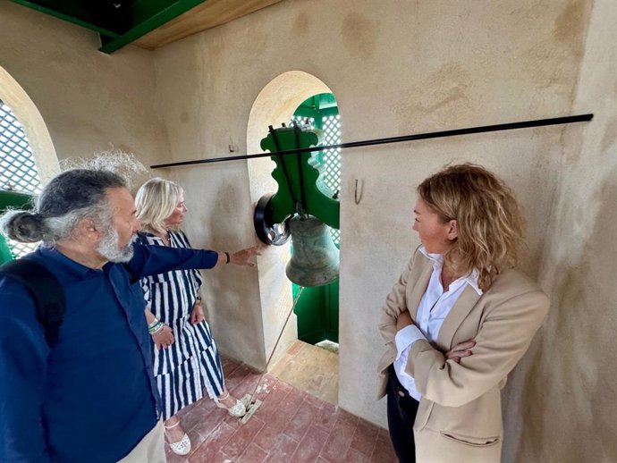 Mercedes Colombo y Tania Barcelona visitando la restauración del campanario de la Iglesia de Santa María en Cádiz.