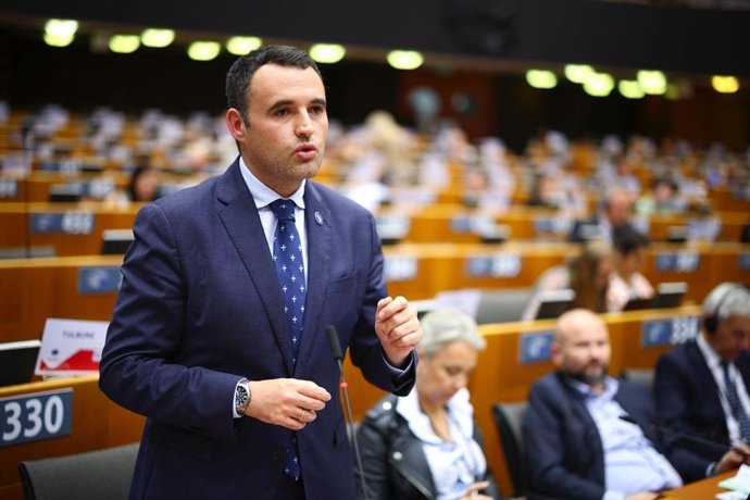 El conseyeru Guillermo Peláez intervien nel Comité de les Rexones.