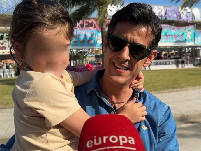 Víctor Janeiro, con su hija Brenda en la Feria de Jerez