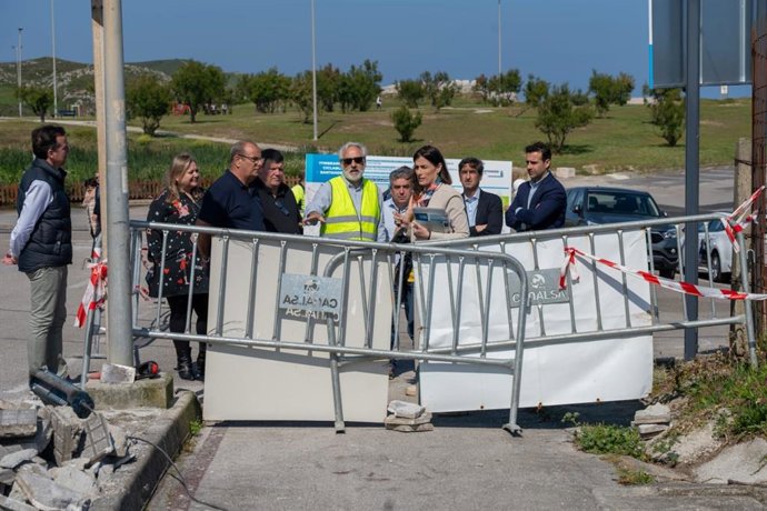 La alcaldesa, Gema Igual, en el inicio de las obras para adecuar 31 kilómetros de itinerarios e infraestructuras ciclables en la zona Norte Litoral