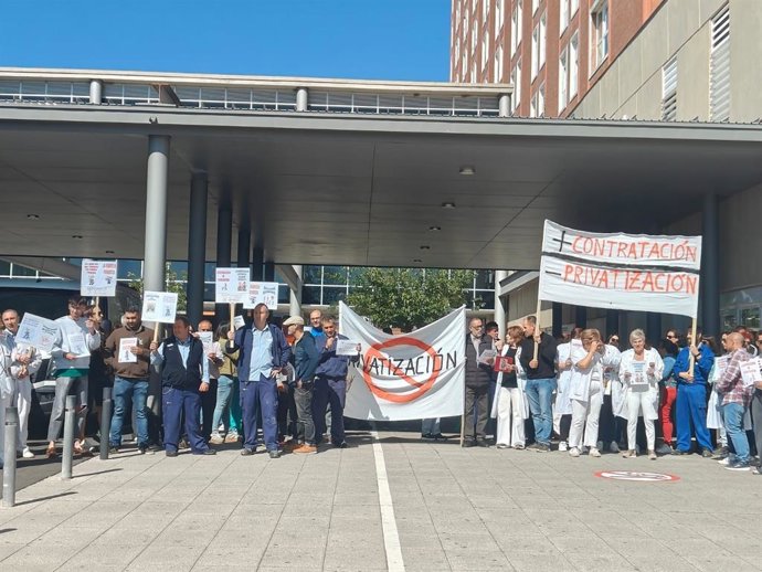 Concentración trabajadores en el Hospital .