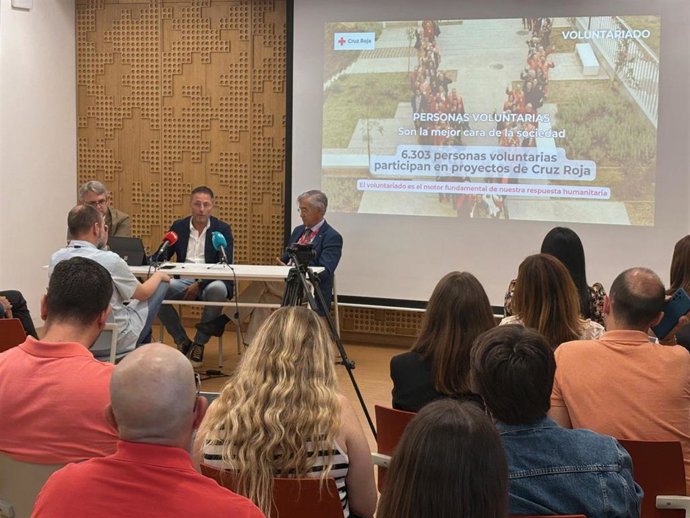 Rafael Rodríguez, secretario provincial de Cruz Roja en Málaga; Samuel Linares, coordinador provincial de Cruz Roja en Málaga; y Luis Utrilla, presidente provincial de Cruz Roja en Málaga, presentan su informe de actividad de 2024.