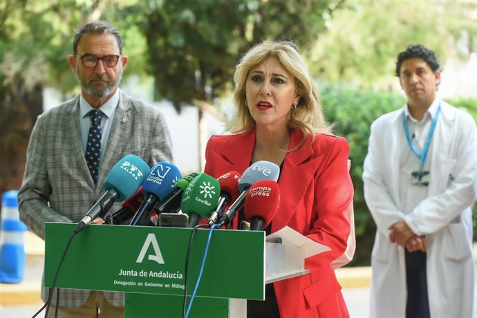 La consejera de Economía, Hacienda y Fondos Europeos y portavoz de la Junta de Andalucía, Carolina España, atiende a los medios para informar del proyecto del tercer hospital de la capital malagueña. A 23 de mayo de 2025, en Málaga (Andalucía, España). La