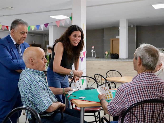 La consejera de Inclusión Social, Juventud, Familias e Igualdad, Loles López, en su visita al CPA de Almonte (Huelva).