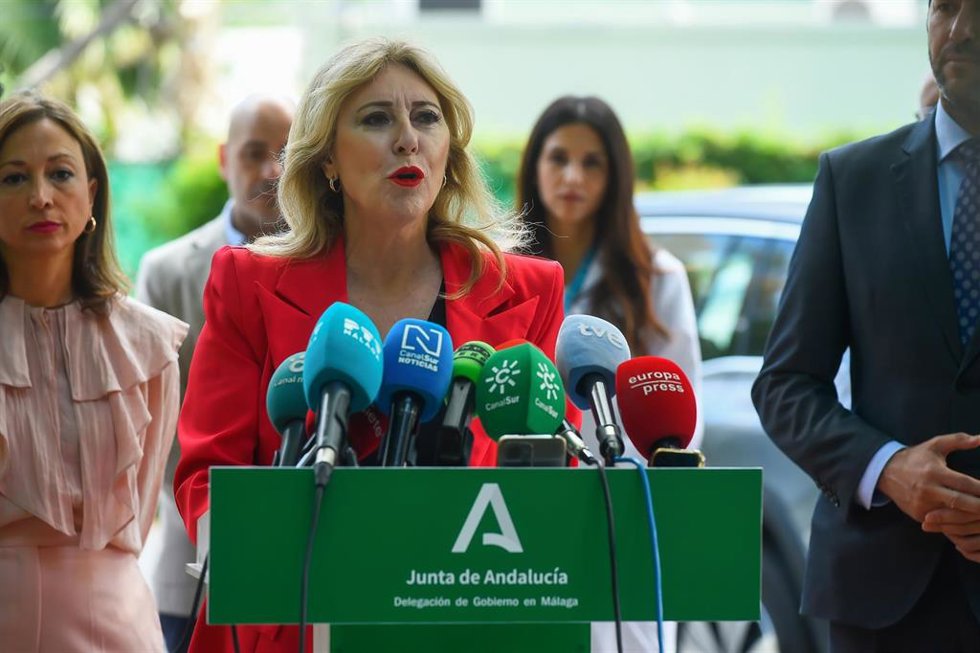 La consejera de Economía, Hacienda y Fondos Europeos y portavoz de la Junta de Andalucía, Carolina España, atiende a los medios para informar del proyecto del tercer hospital de la capital malagueña. A 23 de mayo de 2025, en Málaga (Andalucía, España).