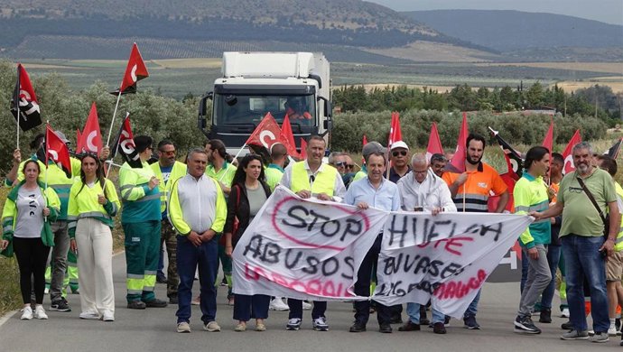 Representantes del PSOE y de CGT se suman a la segunda marcha a Valsequillo con motivo de la huegla indefinida de los trabajadores de este complejo medioambiental ubicado en Antequera.