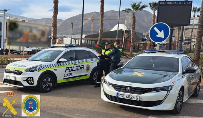 Archivo - Agentes y vehículos policiales de Policía Local de Roquetas de Mar y Guardia Civil.