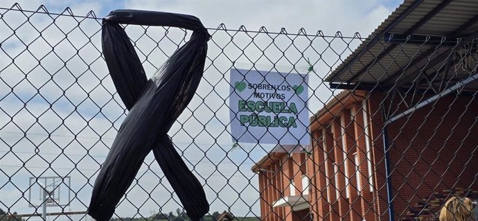 Cartelos de protesta nun colexu públicu asturianu.  