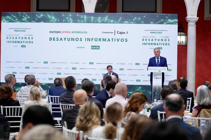 El alcalde de Sevilla, José Luis Sanz, interviene en el desayuno informativo moderado por el delegado de Europa Press en Andalucía, Francisco Morón, celebrado en la sede de la Fundación Cajasol.