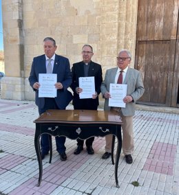 El presidente de la Diputación, Javier Faúndez (i), el obispo de Zamora, Fernando Valera, y el consejero de Cultura, Turismo y Deporte, Gonzalo Santonja
