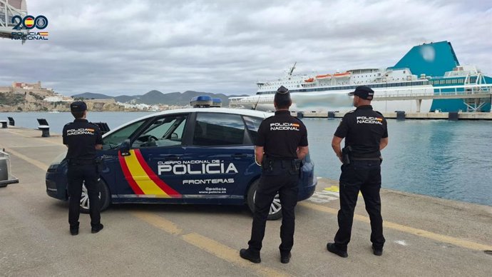 Agentes de la Policía Nacional, en el puerto de Ibiza.