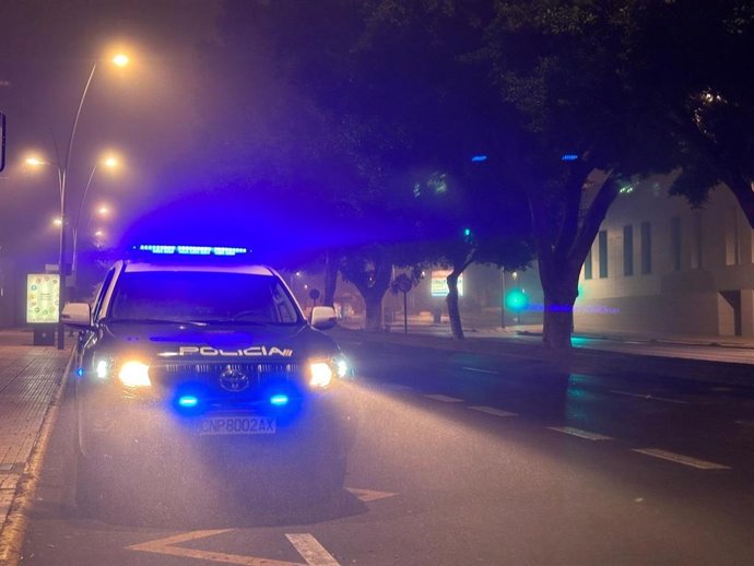 Archivo - Un vehículo de la Policía Nacional patrulla durante la noche en Almería.