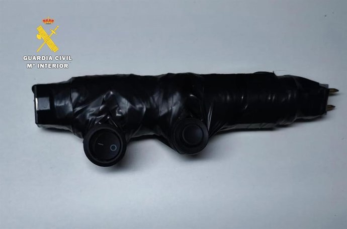 La Guardia Civil de Burgos interviene a un menor un arma eléctrica artesanal prohibida y una navaja. En la foto, el arma eléctrica ocupada.