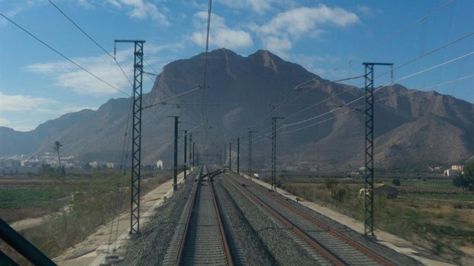 Archivo - Vías de alta velocidad de Adif