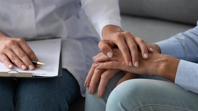 Archivo - Asistencia en un centro de adultos con discapacidad intelectual