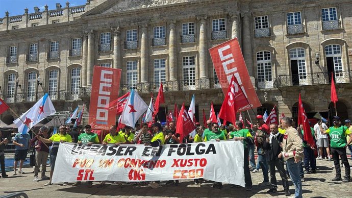 Trabajadores de la recogida de basura de Santiago se manifiestan para reclamar "un convenio digno" a Urbaser.