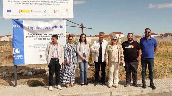 Marta Siles (3ª izda.), junto a autoridades locales y provinciales, ante el solar que acogerá las viviendas públicas que promoverá la institución provincial en Hinojosa.