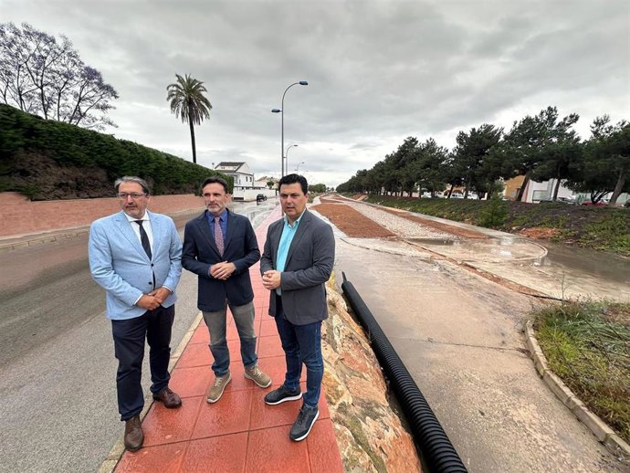 El consejero de Fomento e Infraestructuras, Jorge García Montoro, y el alcalde de San Javier, José Miguel Luengo, durante la supervisión de las obras de un sistema urbano de drenaje en San Javier