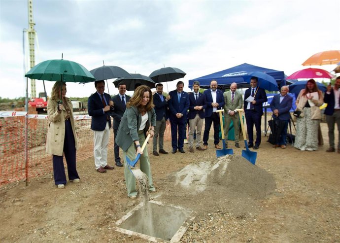 La consejera de Desarrollo Educativo y Formación Profesional de la Junta de Andalucía, María del Carmen Castillo, coloca la primera piedra del nuevo IES de Almerimar, en El Ejido (Almería).