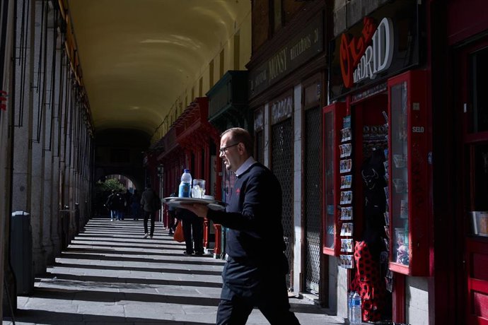 Archivo - Un camarero durante su jornada laboral, a 15 de abril de 2025, en Madrid (España). 