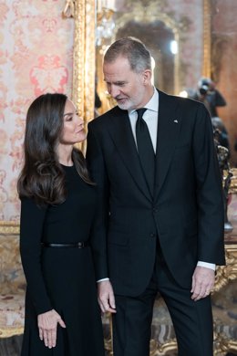 Archivo - Los Reyes Felipe VI y Letizia en una foto de archivo