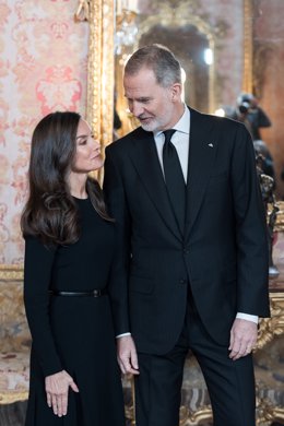 Archivo - Los Reyes Felipe VI y Letizia durante una almuerzo, en el Palacio Real, a 22 de abril de 2025, en Madrid (España). Los Reyes presiden un almuerzo ofrecido a una representación del Mundo de las Letras, con ocasión de la entrega del Premio de Lite