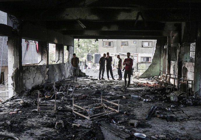 Palestinos inspeccionan un centro educativo bombardeado por el Ejército de Israel en la ciudad de Gaza, en el norte de la Franja de GAza (archivo)