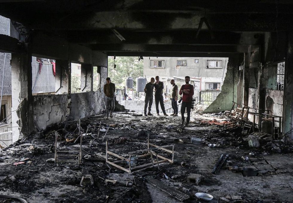 Palestinos inspeccionan un centro educativo bombardeado por el Ejército de Israel en la ciudad de Gaza, en el norte de la Franja de GAza (archivo)