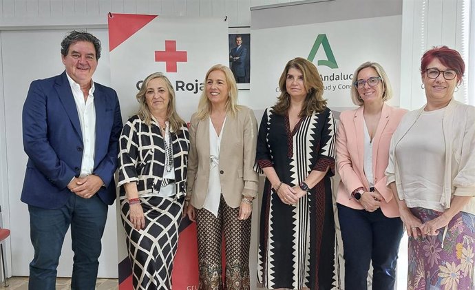 La delegada de Salud y Consumo en Cádiz, Eva Pajares, y la presidenta provincial de Cruz Roja Española en Cádiz, Carmen de Lara Villar, junto a los gerentes de los hospitales de Cádiz, Jerez, Algeciras y Puerto Real.