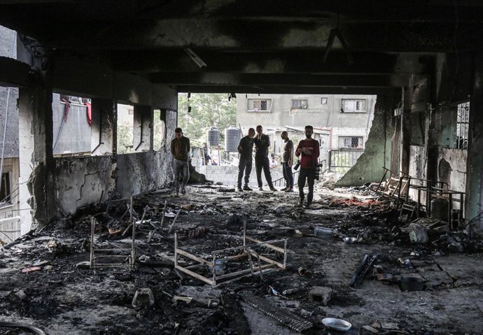 GAZA, 21 de maio de 2025 -- Palestinos verificam os danos após um ataque aéreo israelense a uma escola que abriga pessoas deslocadas, na Cidade de Gaza, em 20 de maio de 2025.   Pelo menos 64 palestinos foram mortos em ataques israelenses em Gaza na terça