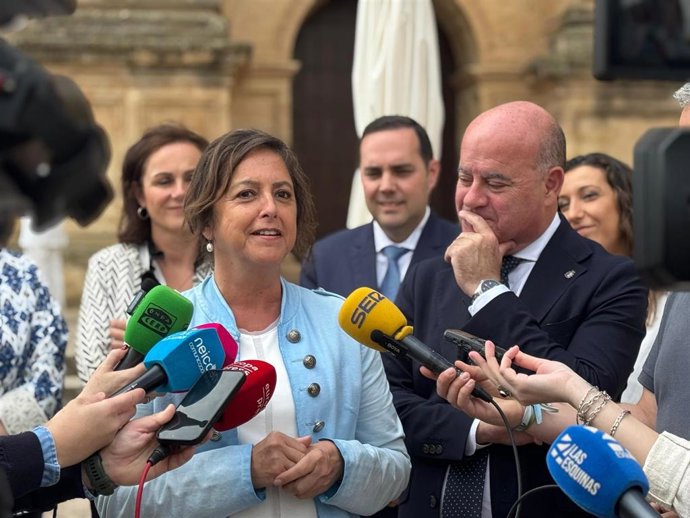 La consejera de Sostenibilidad y Medio Ambiente de la Junta de Andalucía, Catalina García, ha participado en Antequera (Málaga) en la entrega de los Planes Municipales contra el Cambio Climático a alcaldes de localidades de menos de 50.000 habitantes.