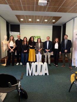 La directora general de Comercio, María Pettit (centro), con el presidente de FES, Andrés Ortega, y asistentes a la jornada.