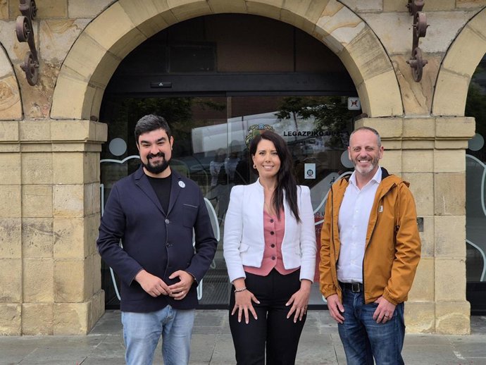 Azahara Dominguez Legazpiko Udaleko arduradunekin