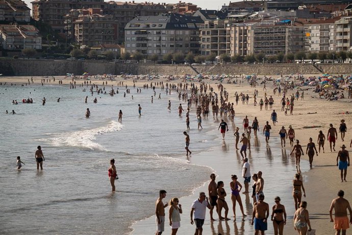 Archivo - Arquivo - Bañistas na praia, a 8 de outubro de 2023, en Pontevedra, Galicia (España). Todas as provincias galegas superaron hoxe os 30 graos rexistrando a máxima temperatura no municipio lucense de Lourenzá cunha temperatura de 36,3 graos.