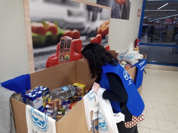 Archivo - Una voluntaria del Banco de Alimentos.