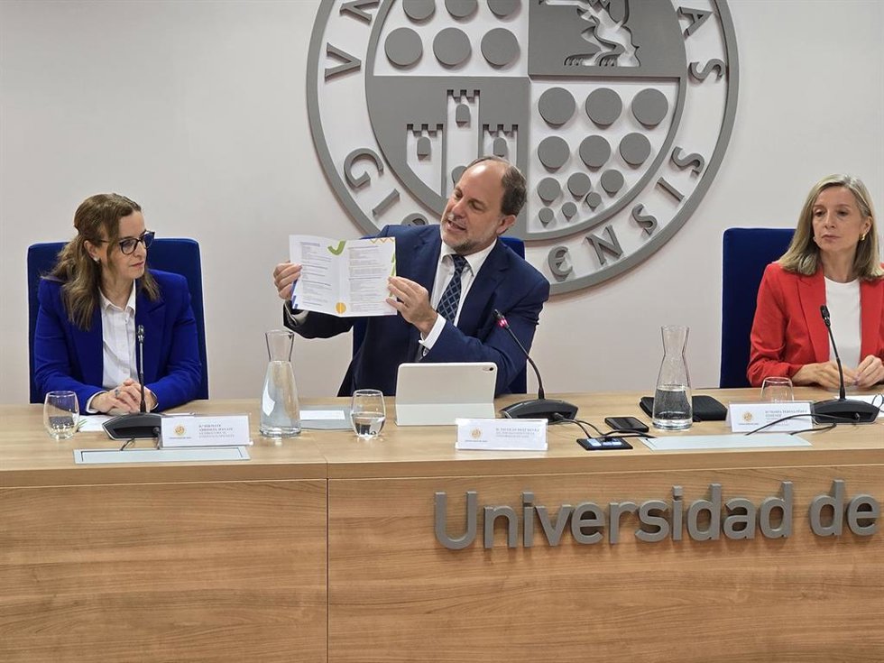 El rector Nicolás Ruiz, franqueado por  la vicerrectora de Enseñanzas Oficiales, Hikmate Abriouel (izq), y por la Vicerrectora de Estudiantes y Empleabilidad, M Teresa Pérez (dcha), presenta la oferta de títulos de la UJA para el curso 2025/2026