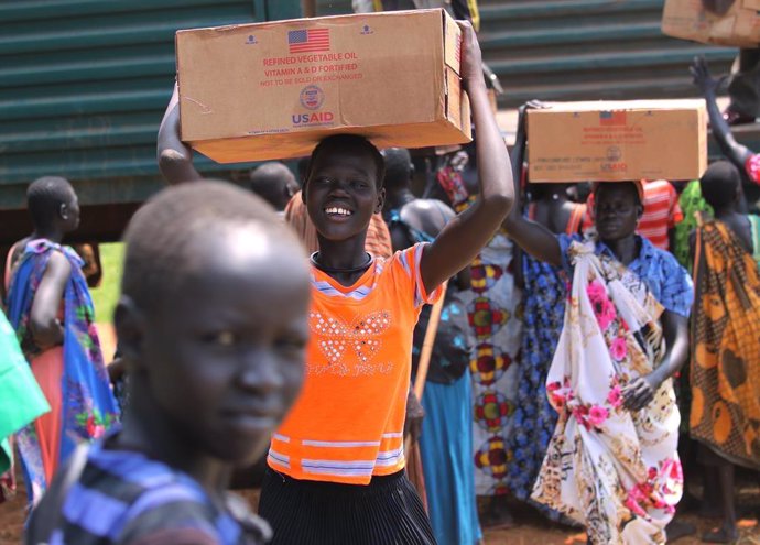 Archivo - August 28, 2014 - Panweel Village - Kolnyang Payam, Bor County, South Sudan - Internally displaced refugees unload refined vegetable oil from a truck. Thousands of South Sudanese became internally displaced refugees in Jonglei and Juba following