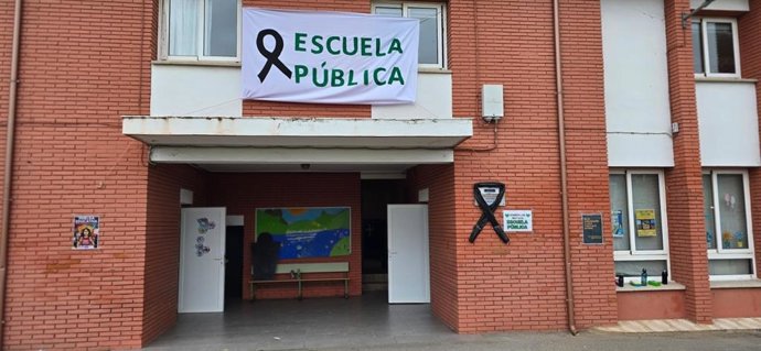 Un Colegio Rural asturiano con pancartas en defensa de la Escuela Pública.