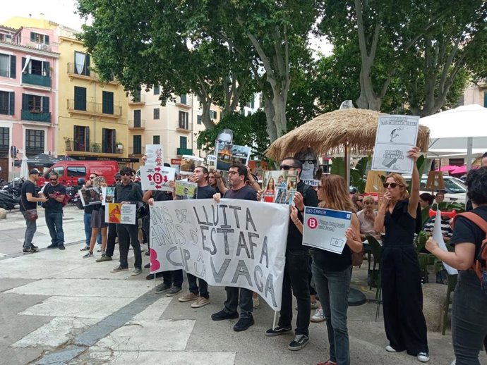 Trabajadores de IB3 protestan en las inmediaciones del Consolat de Mar.