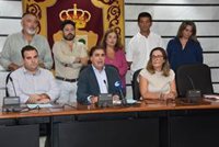 El alcalde de Punta Umbría (Huelva) dice que la renuncia de la portavoz del PSOE coincide "con la pérdida de su sueldo"