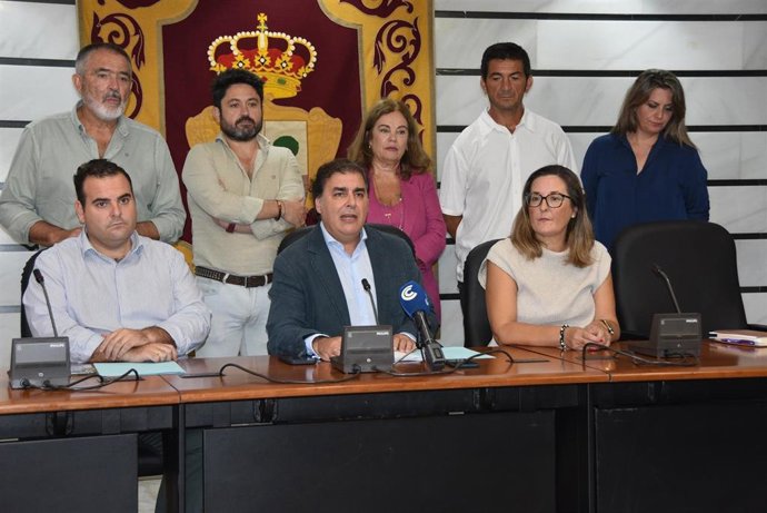 Archivo - El alcalde de Punta Umbría, José Carlos Hernández Cansino, en rueda de prensa junto a su equipo de Gobierno.