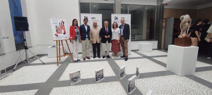 Fuentes y Duque (centro) en la inauguración en el Centro Botí de la exposición 'Escuelas de arte de Córdoba cuna de artistas'.