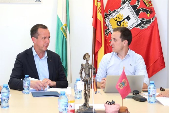 El subdelegado del Gobierno en Almería, José María Martín, y el alcalde de Vera, Alfonso García, durante la Junta Local de Seguridad celebrada en el Ayuntamiento para coordinar el plan de seguridad.