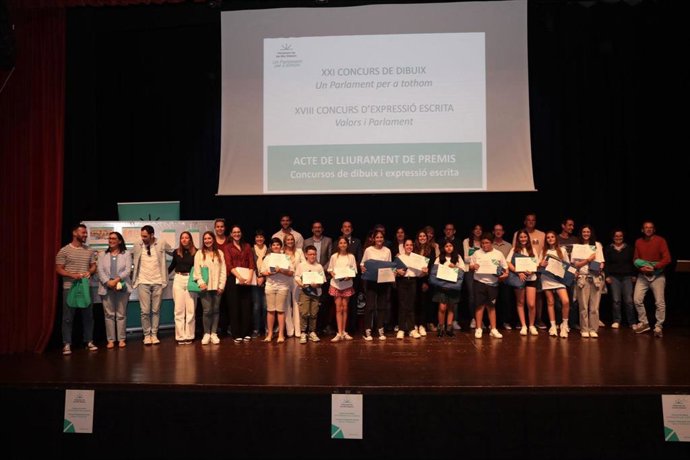Premiados de Menorca en el concurso de dibujo y redacción del Parlament
