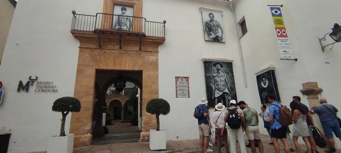 Turistas en la puerta del Museo Taurino de Córdoba.