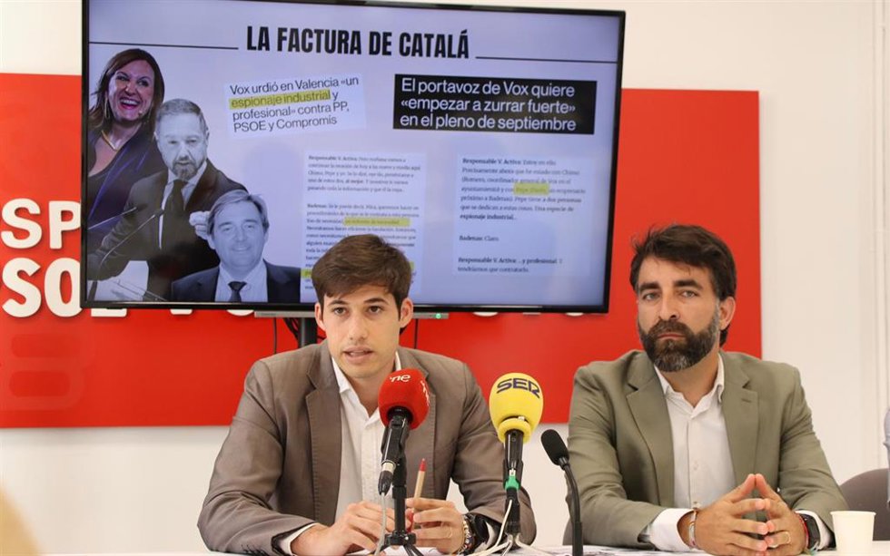 El portavoz del PSPV-PSOE en el Ayuntamiento de Valncia, Borja Sanjuán, y el edil de esta formación Javier Mateo en la rueda de prensa sobre la ampliación de su denuncia ante Fiscalía por contratos vinculados a Empleo y Emprendimiento. 