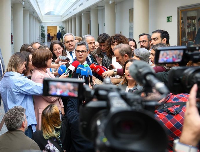 O Ministro da Presidência, Justiça e Relações com os Tribunais, Félix Bolaños, faz uma declaração à mídia em sua chegada à Comissão de Justiça do Senado, em 23 de maio de 2025, em Madri (Espanha). O Ministro da Presidência, da Justiça e das