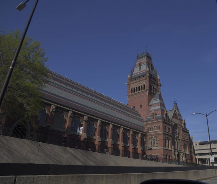 2 de maio de 2025, Cambridge, Ma, EUA: Cenas da área da Universidade de Harvard. Estudantes e visitantes caminham pela Massachusetts Avenue na Harvard Square. A Universidade de Harvard é uma área ativa e pitoresca que contribui para a arte e a cultura e p