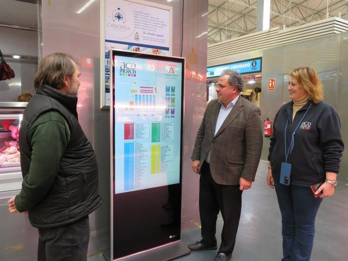 Uno de los mupis interactivos en el Mercado del Carmen de Huelva.