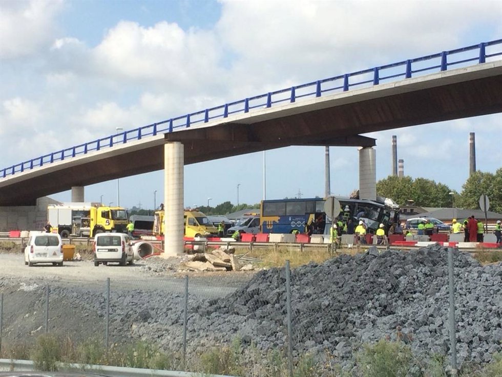 Archivo - Accidente de autobús en Avilés